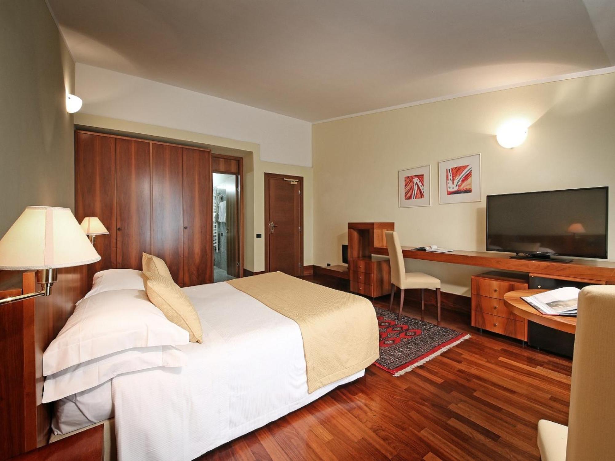 Deluxe Double or Twin Room with Balcony and Lake View