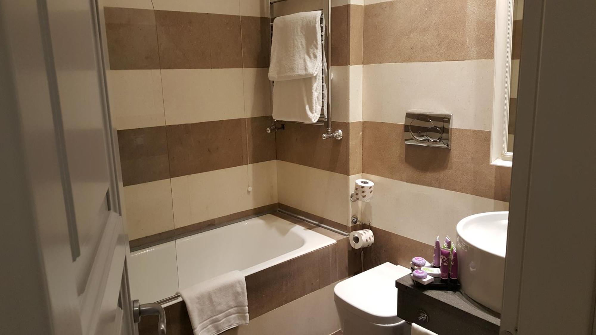 Quarto Executivo com Cama de Casal ou 2 de Solteiro