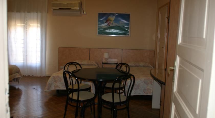 Vierpersoonskamer met Gedeelde Badkamer