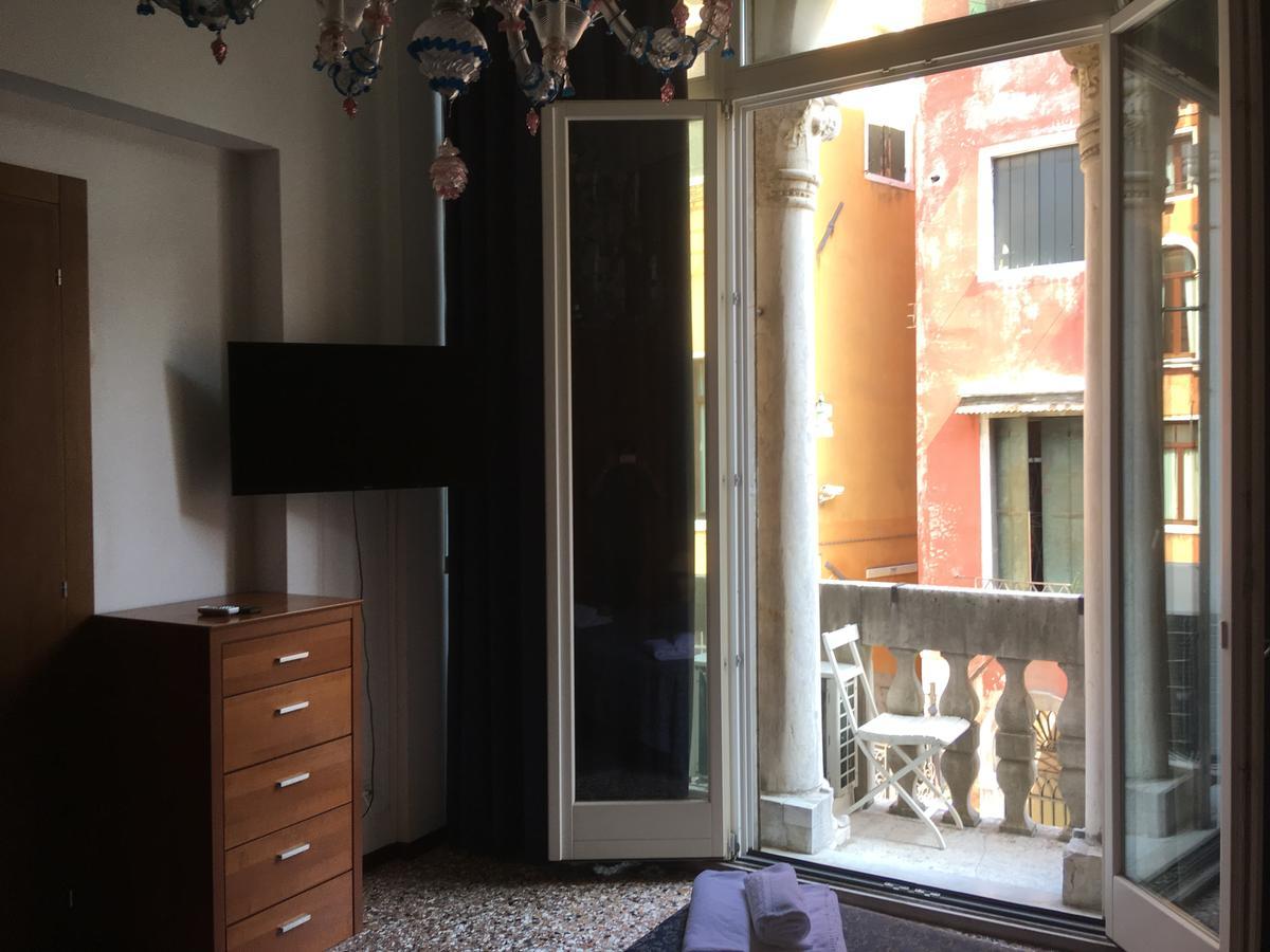Tweepersoonskamer met Balkon en Uitzicht op de Gracht