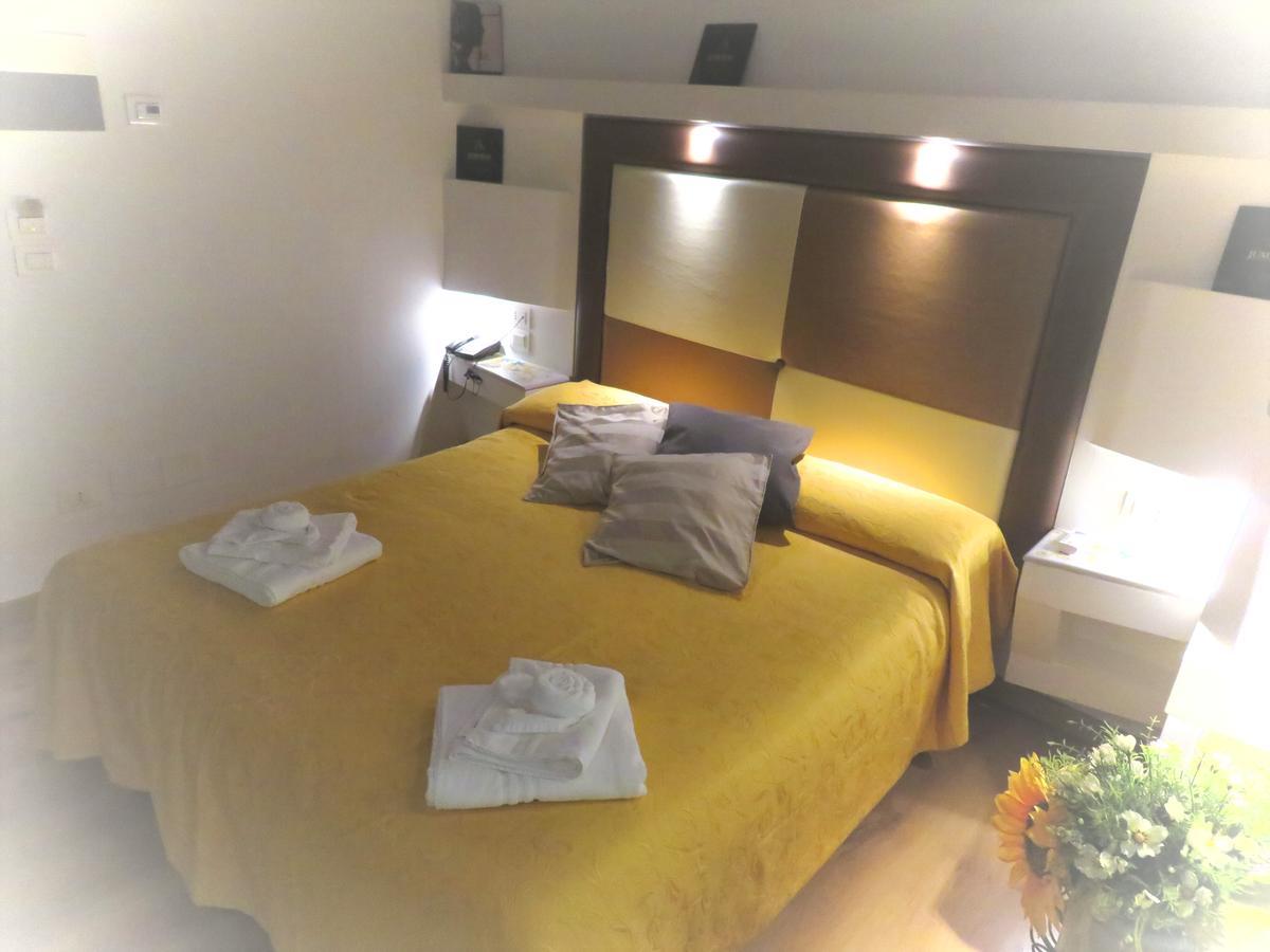 Deluxe Double Room,696568377:JPEG