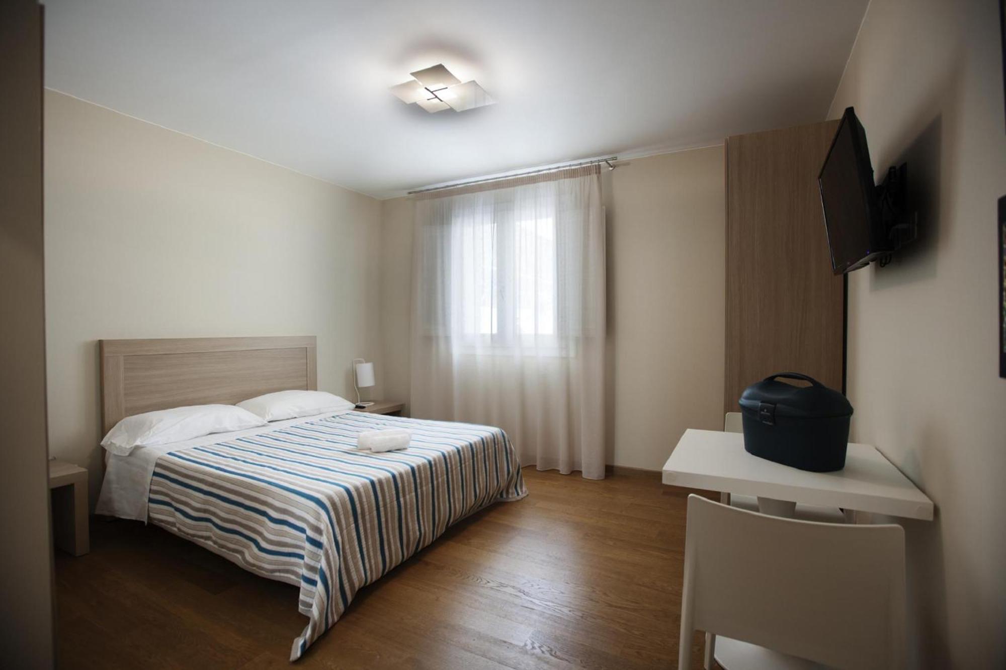 Two-Bedroom Suite,698541726:JPEG