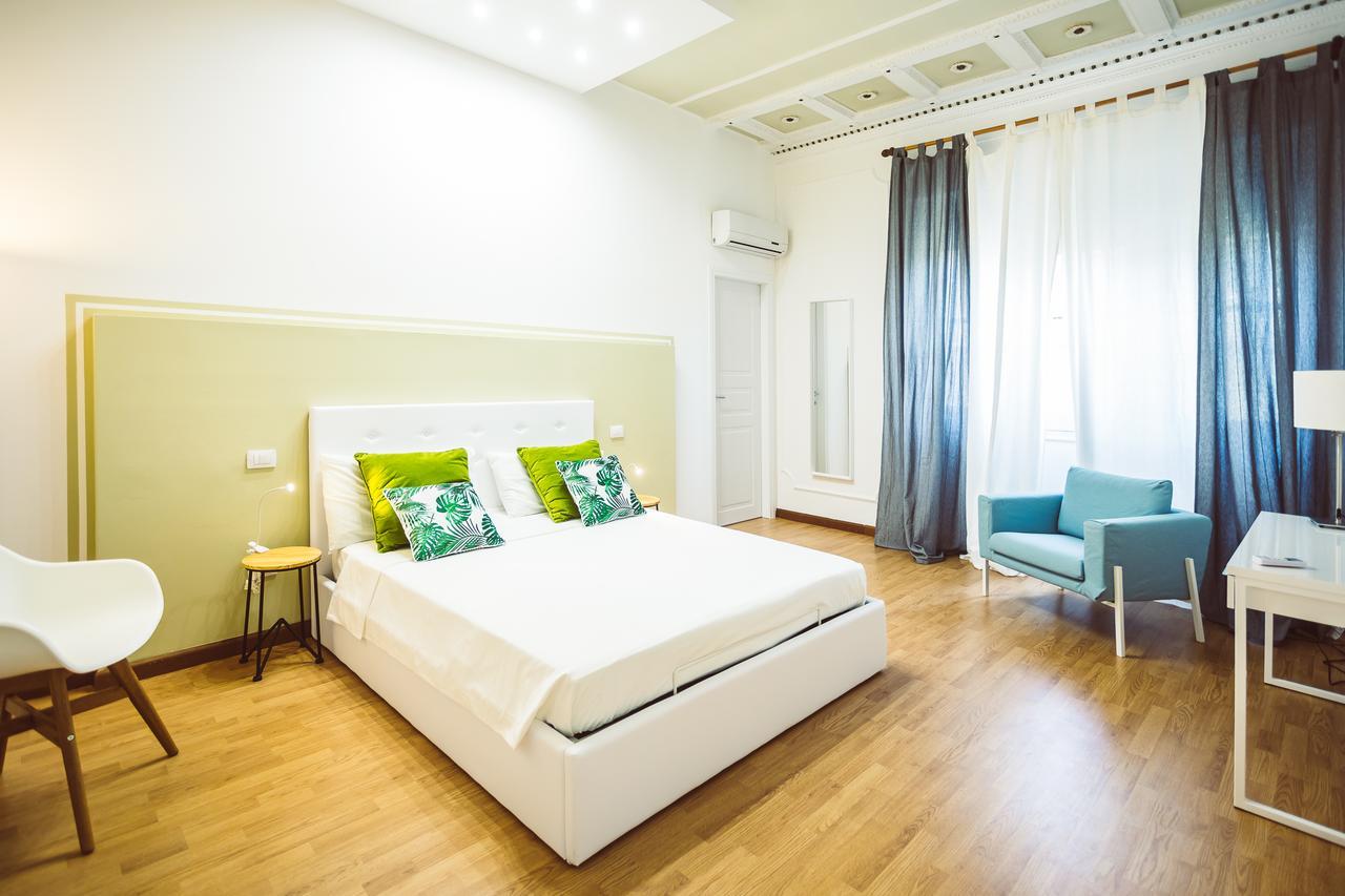 Zimmer mit Kingsize-Bett