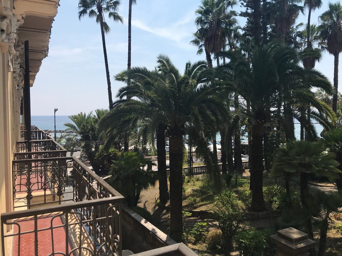 Deluxe tweepersoonskamer met balkon en uitzicht op zee
