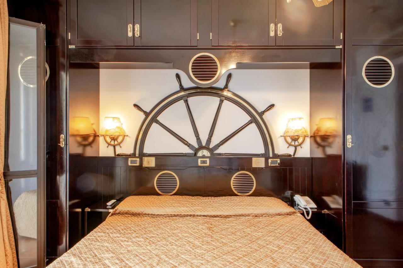 Doppelzimmer mit Balkon und Meerblick