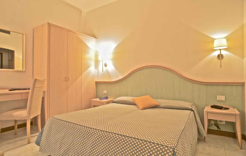 Doppel-/Zweibettzimmer mit Balkon und Meerblick