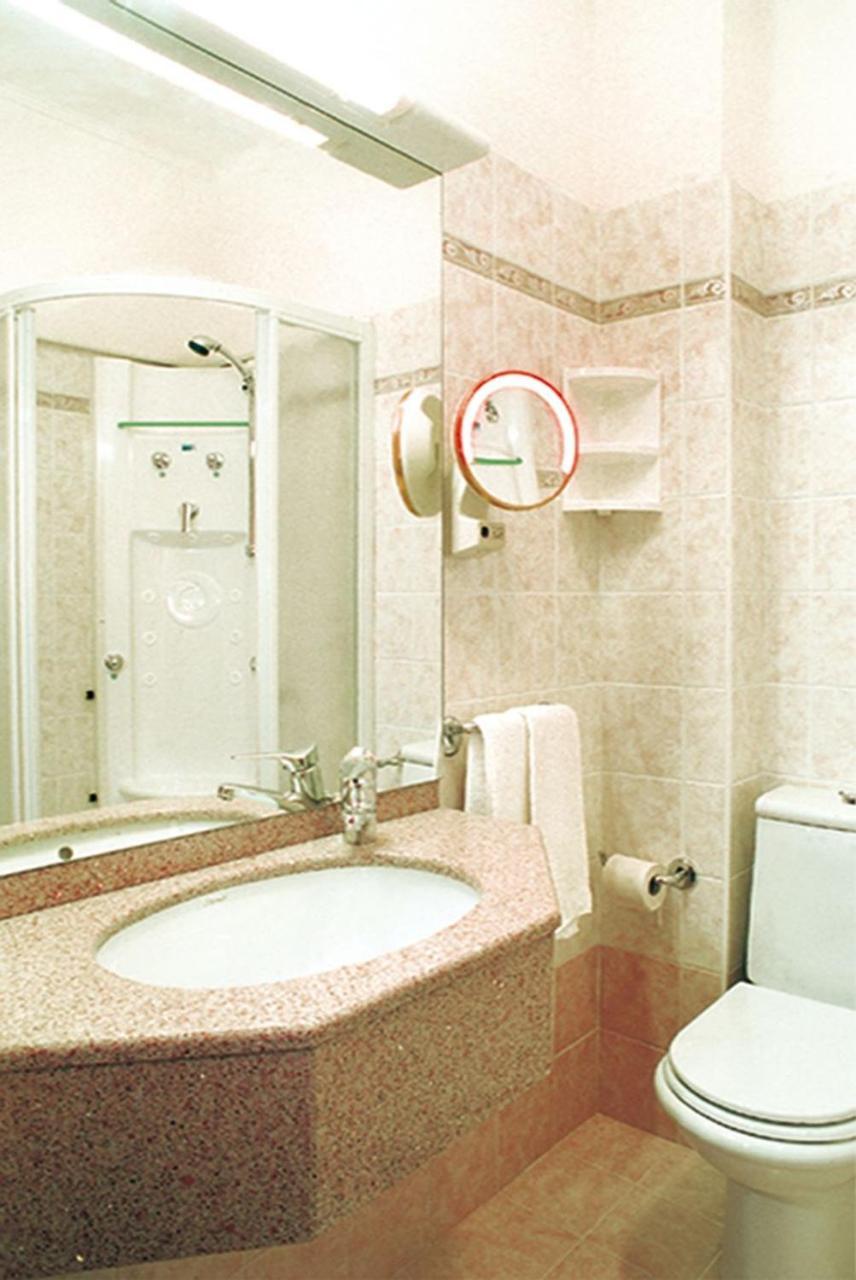 Suite (3 Erwachsene) mit seitlichem Meerblick und Balkon