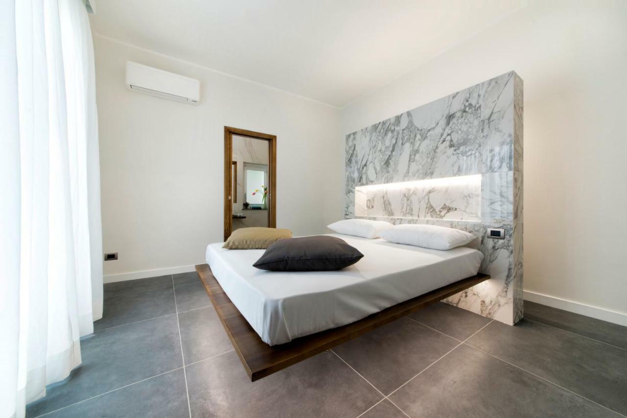Habitación con cama extragrande y vistas al mar