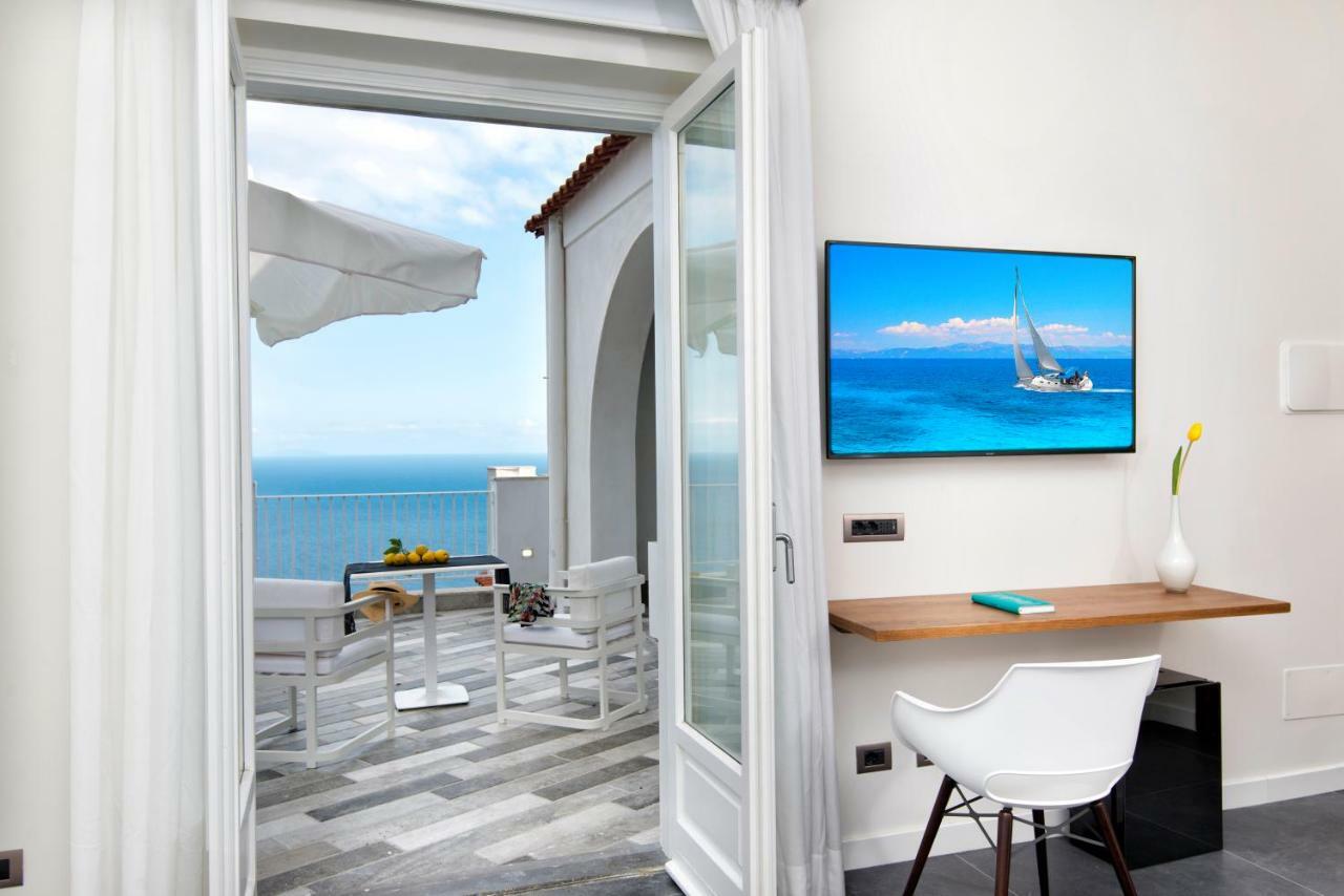 Habitación con cama grande y vistas al mar
