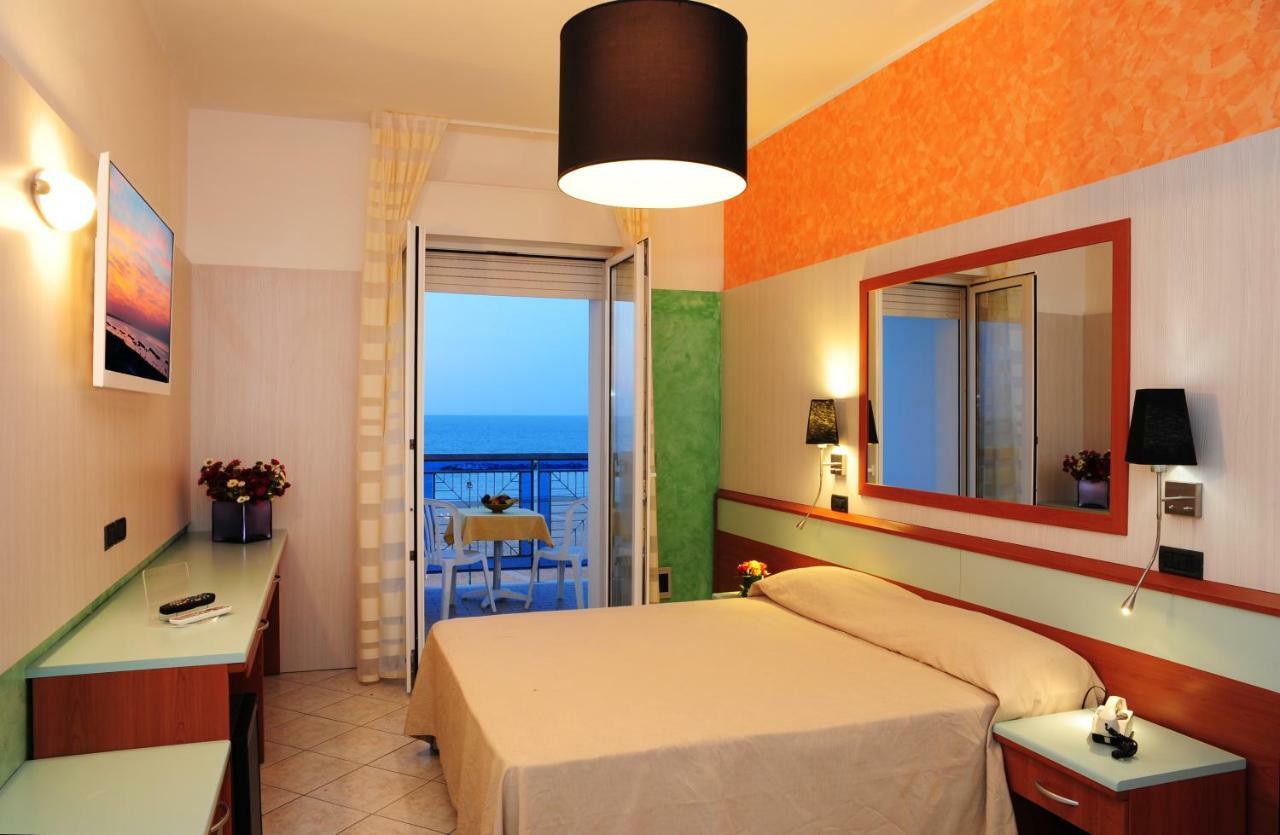 Zimmer mit Kingsize-Bett und Meerblick