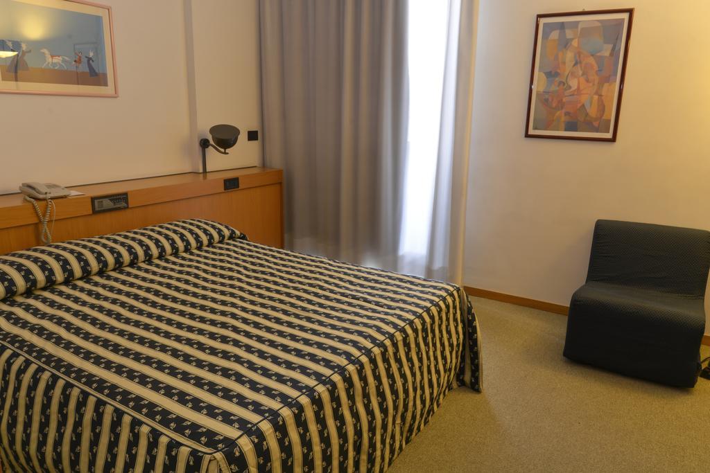Camera Tripla