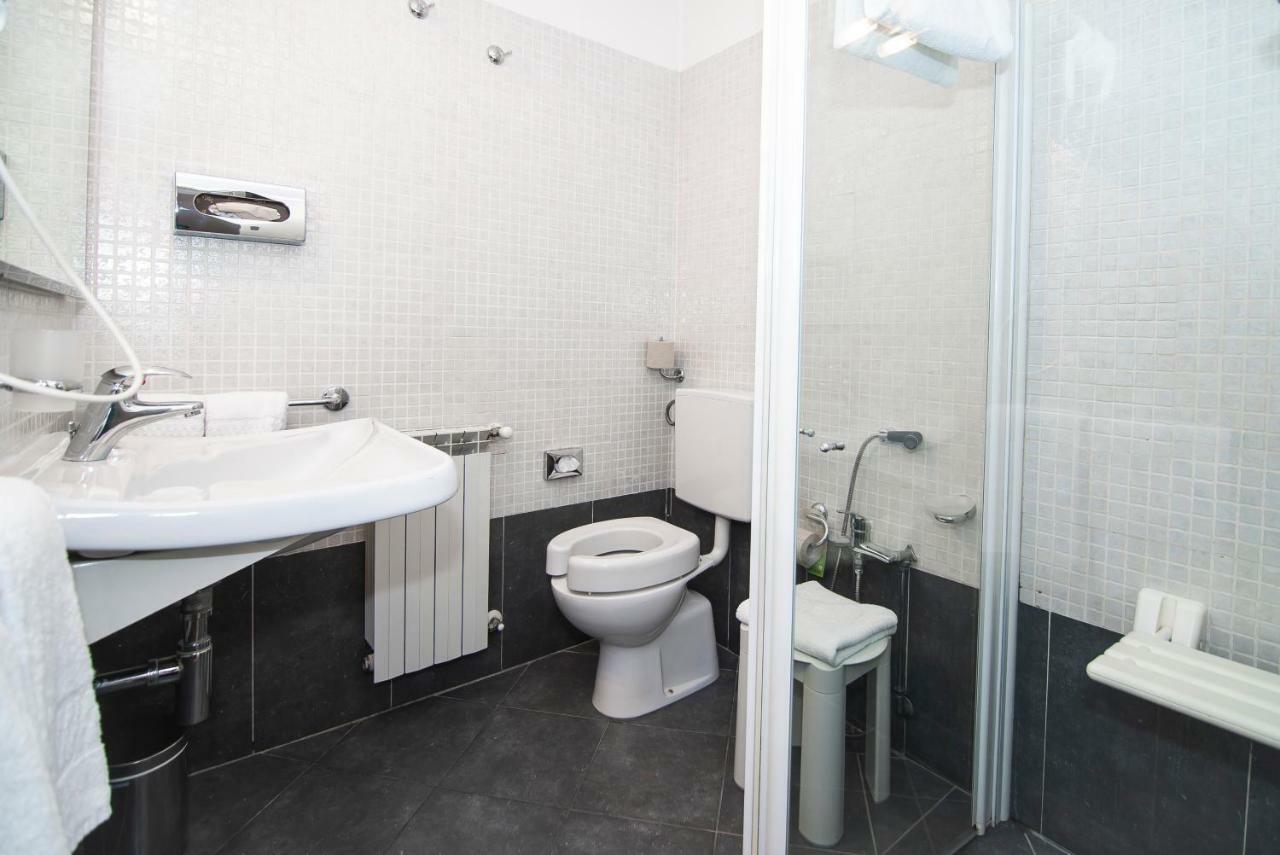 Chambre Double ou Lits Jumeaux - Accessible aux Personnes à Mobilité Réduite