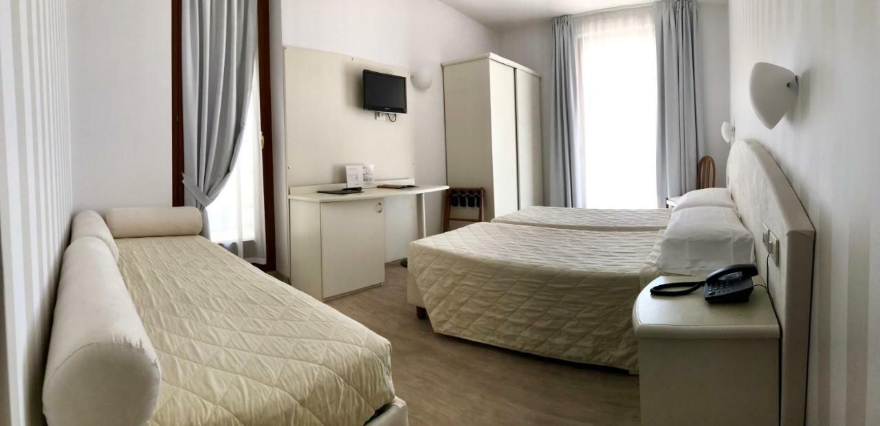 Double or Twin Room Lake View,811972248:JPEG