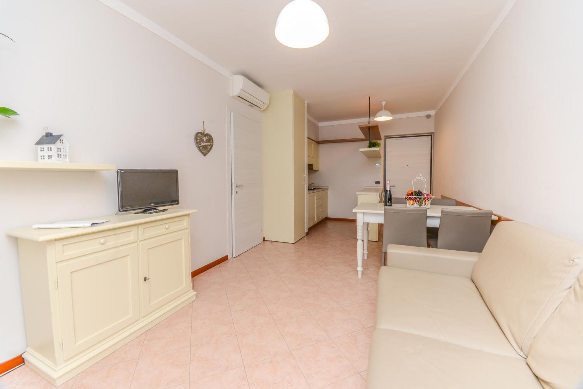 One-Bedroom Apartment with Lake View,1346336705:JPEG