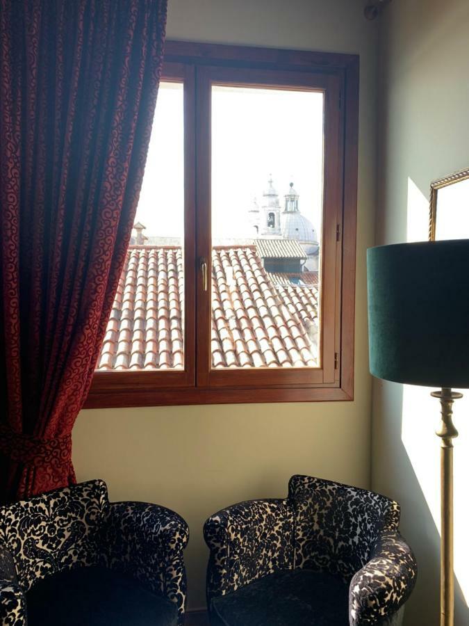 Doppel- oder Zweibettzimmer mit eingeschränktem Kanalblick – oberste Etage