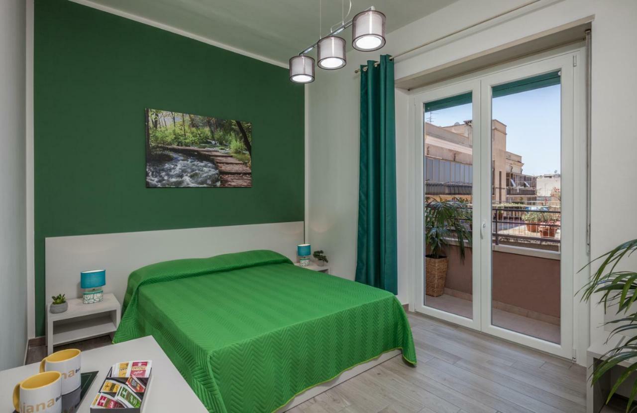 Family Room with Balcony,891732433:JPEG