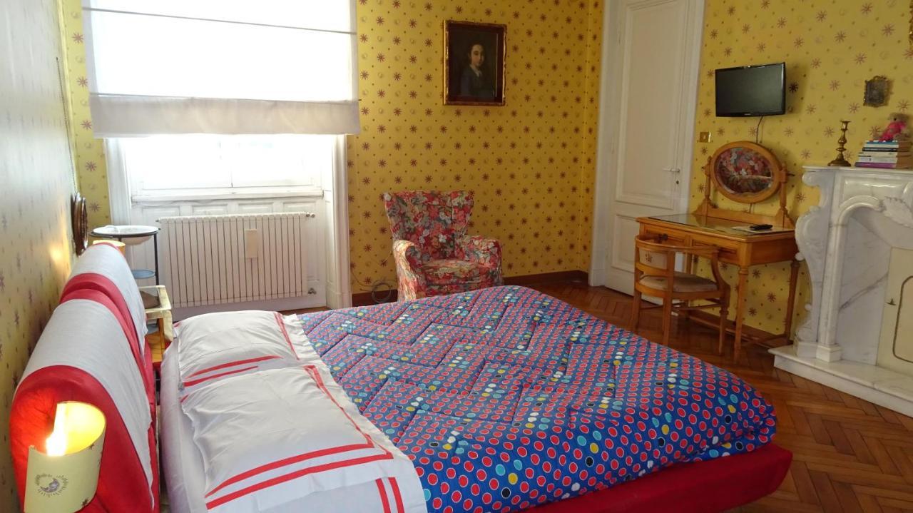 Habitación con cama extragrande y vistas al mar