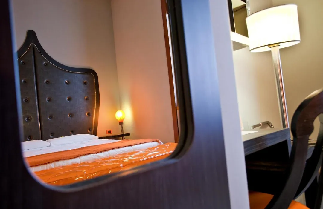 Orange Hotel-1