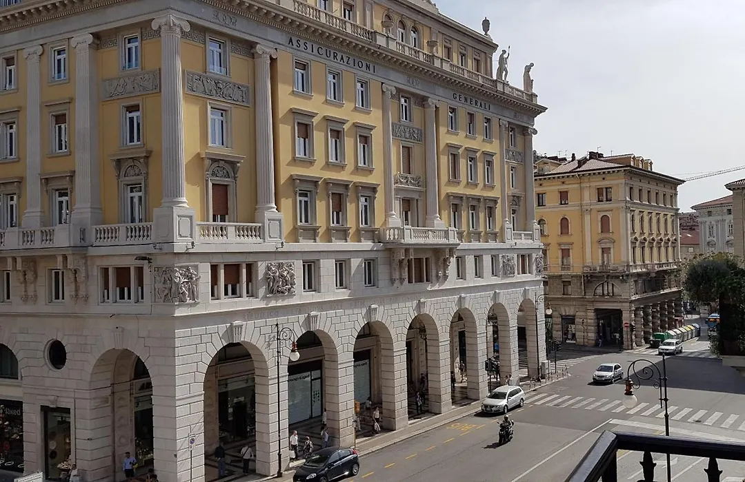 Trieste Center Rooms&Apartments - Fiori di Trieste-1