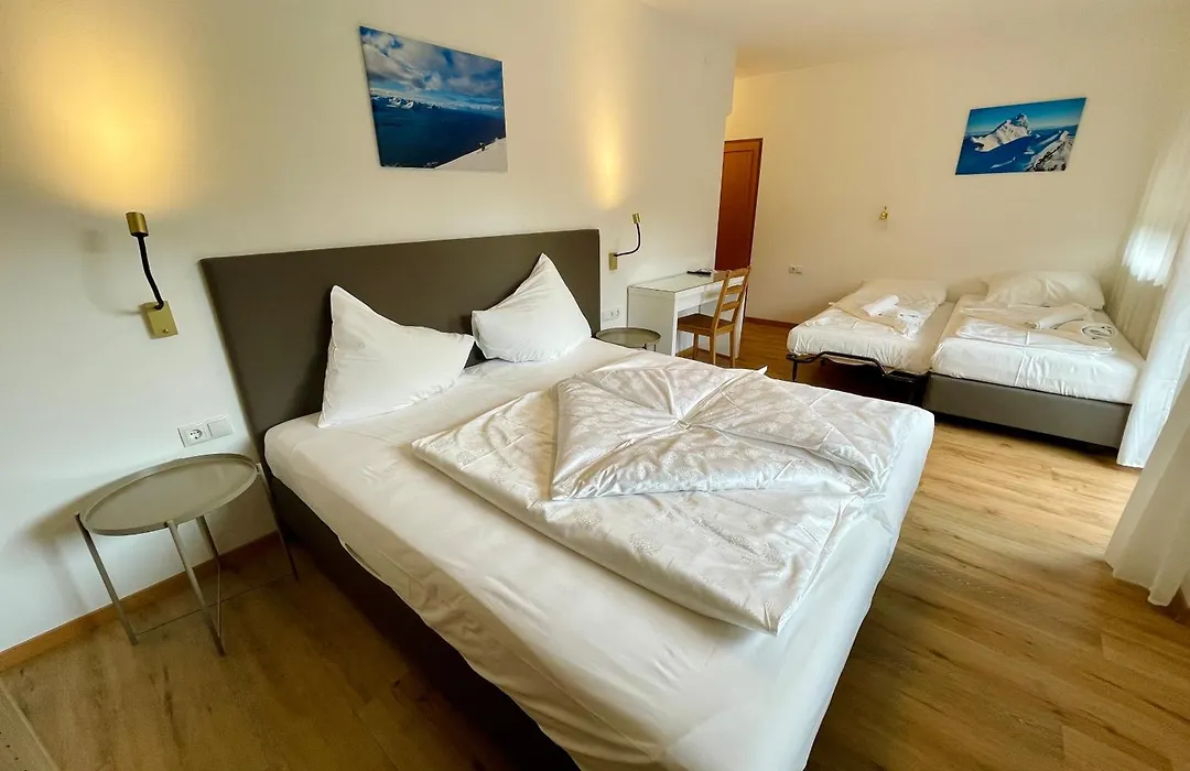 B&B Transit Rooms - Your Stopover, Free Parking-1