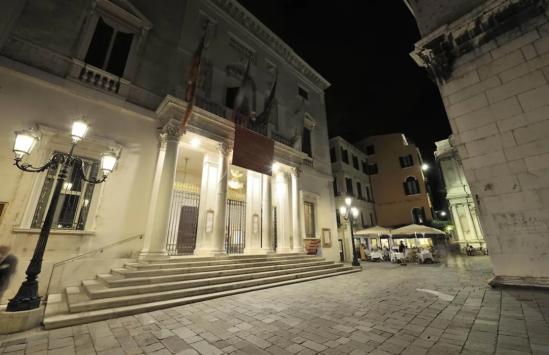 Al Theatro Palace-1