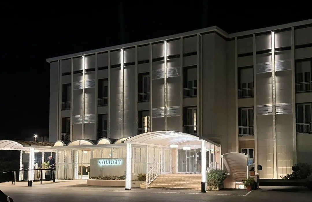 Hotel Holiday-1
