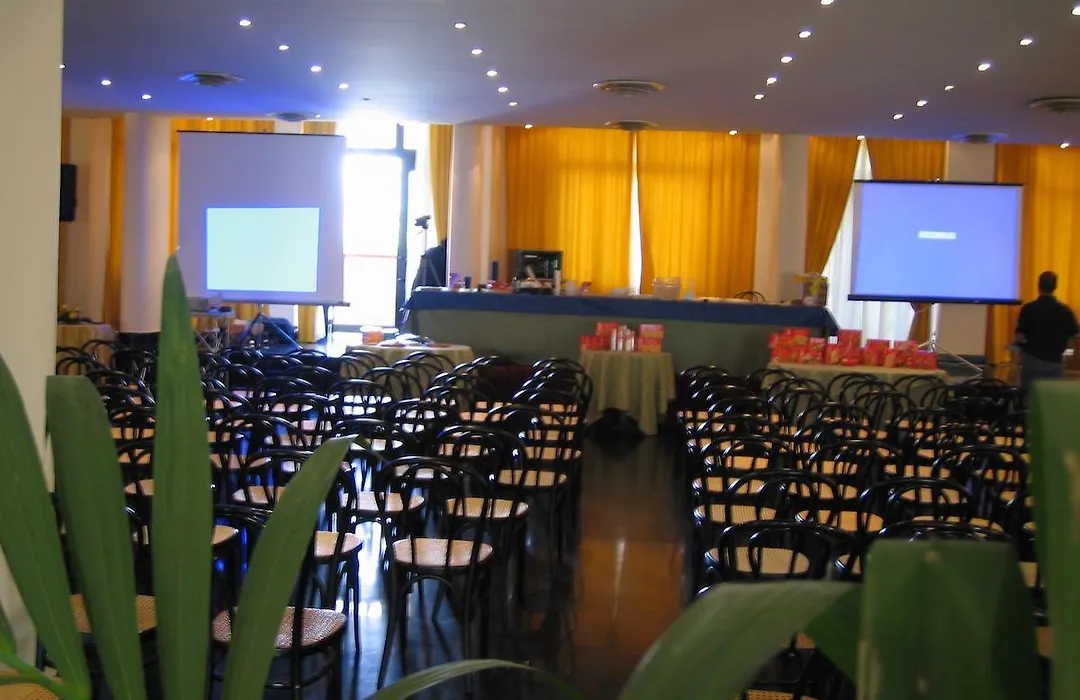 Hotel De La Ville & Centro Congressi-1
