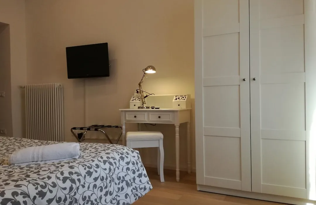Dante Rooms And Apartment-1