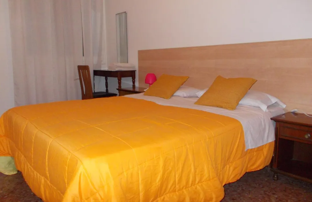 Travellers Lodge Bed & Rooms-1