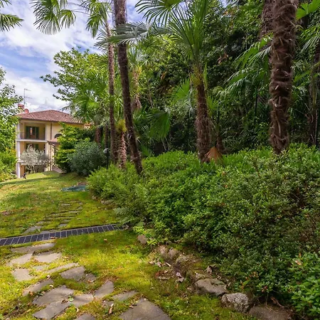 Lake View Ortensia Room With Balcony And Private Bathroom At Villa Isabella Stresa Retreat Ages 6 Plus-3
