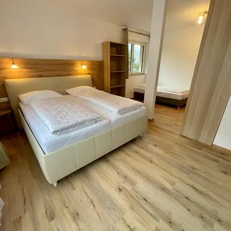 B&B Transit Rooms - Your Stopover, Free Parking-3
