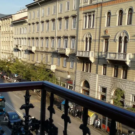 Trieste Center Rooms&Apartments - Fiori di Trieste-3