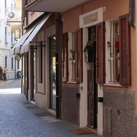 Le Finestre Sul Borgo Rooms-3