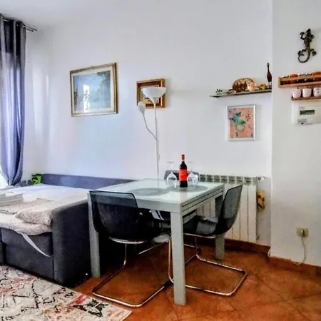 Camera Privata Nell'Appartamento In Zona Residenziale Con 2 Piscine-2
