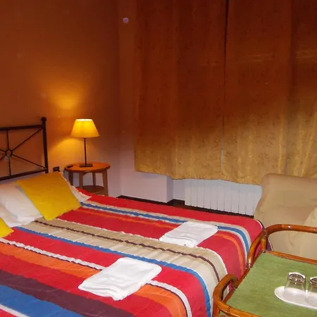 Travellers Lodge Bed & Rooms-3