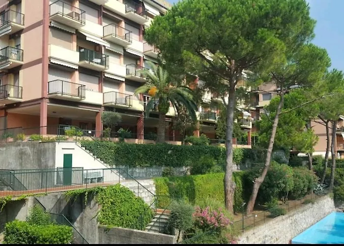Camera Privata Nell'Appartamento In Zona Residenziale Con 2 Piscine