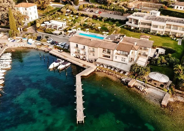 Bella Hotel&Restaurant with private dock for mooring boats San Felice del Benaco