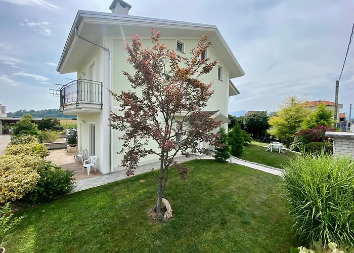 Eremes Rooms & Apartments Coni