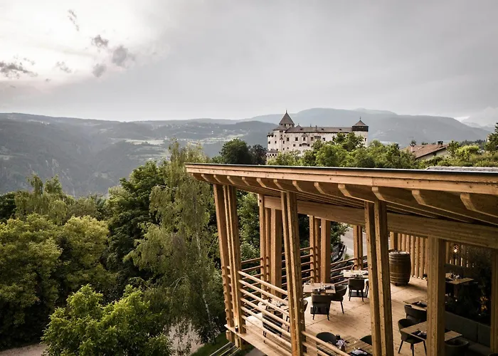 Presulis Hideaway Apartments & Restaurant