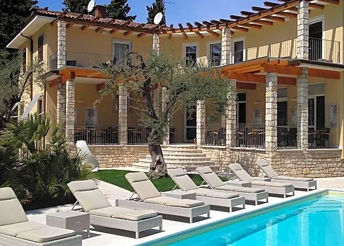 Hotel Baia Dei Pini Torri Del Benaco